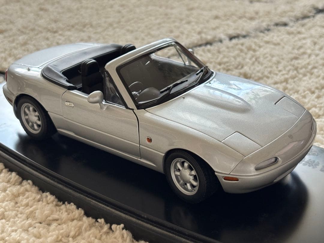 美品 Mazda MX-5 Miata 1/18 ミニカー シルバー