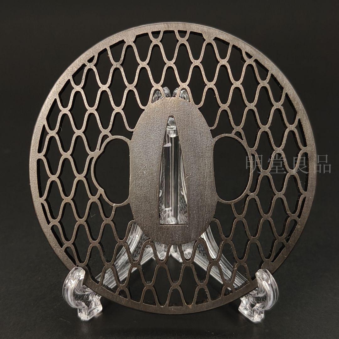 LH04　日本刀装具　刀鍔　網の図　鉄地　金工品　透　鍔　刀剣美術