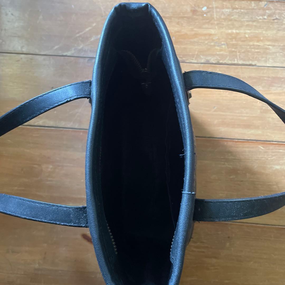 ブラックエンボスハンドバッグmcm