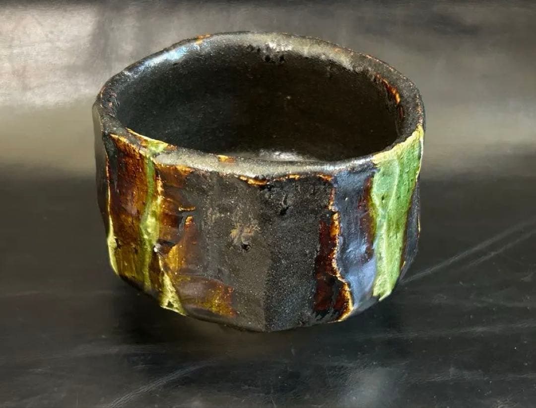 至高の究極の美◾️蔵から美しい形状と深みのある茶色と緑色の釉薬の抹茶茶碗が出てきた