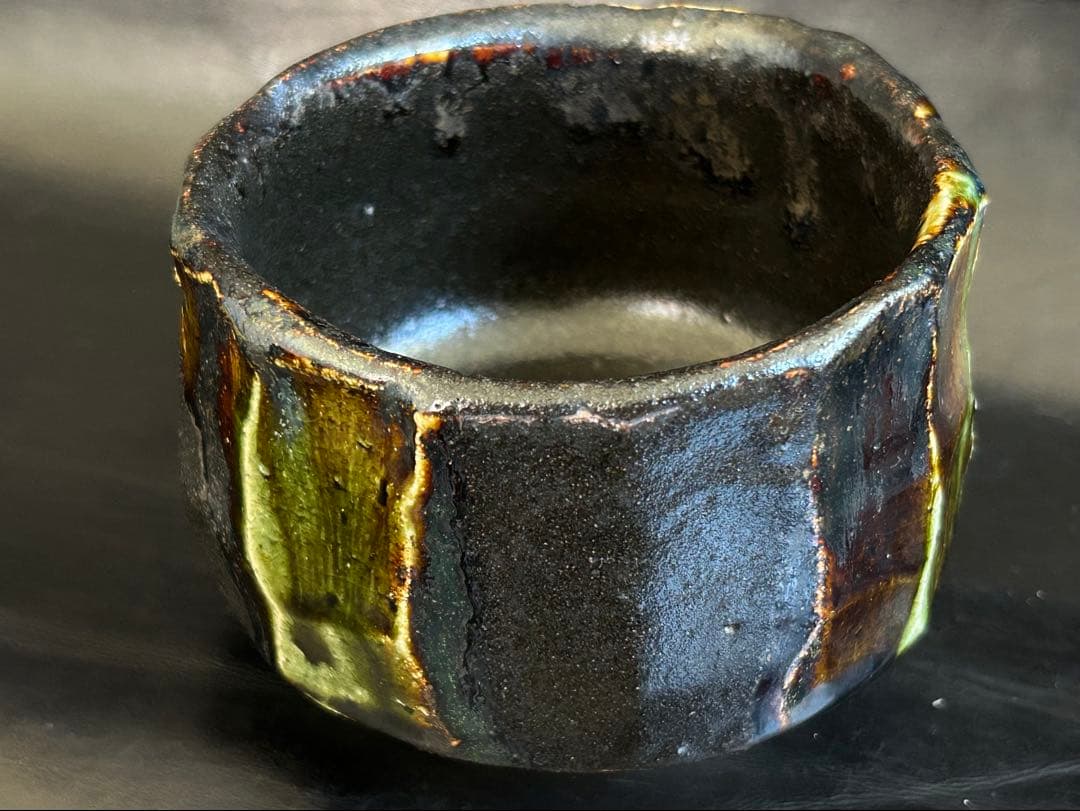 至高の究極の美◾️蔵から美しい形状と深みのある茶色と緑色の釉薬の抹茶茶碗が出てきた