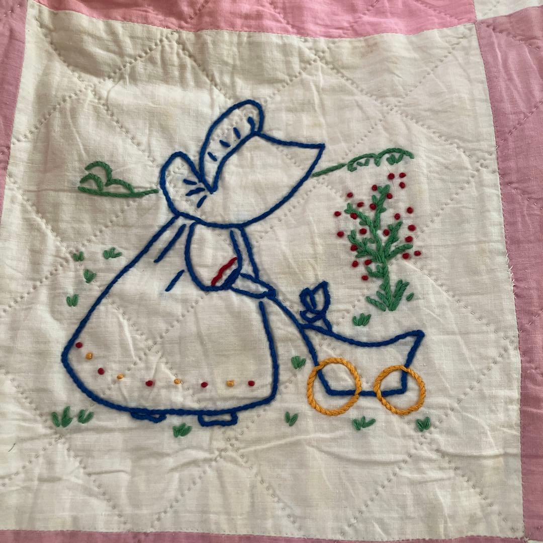 ビンテージ刺繍キルト(スーちゃん他) 172×180位　刺繍部分20角×32個