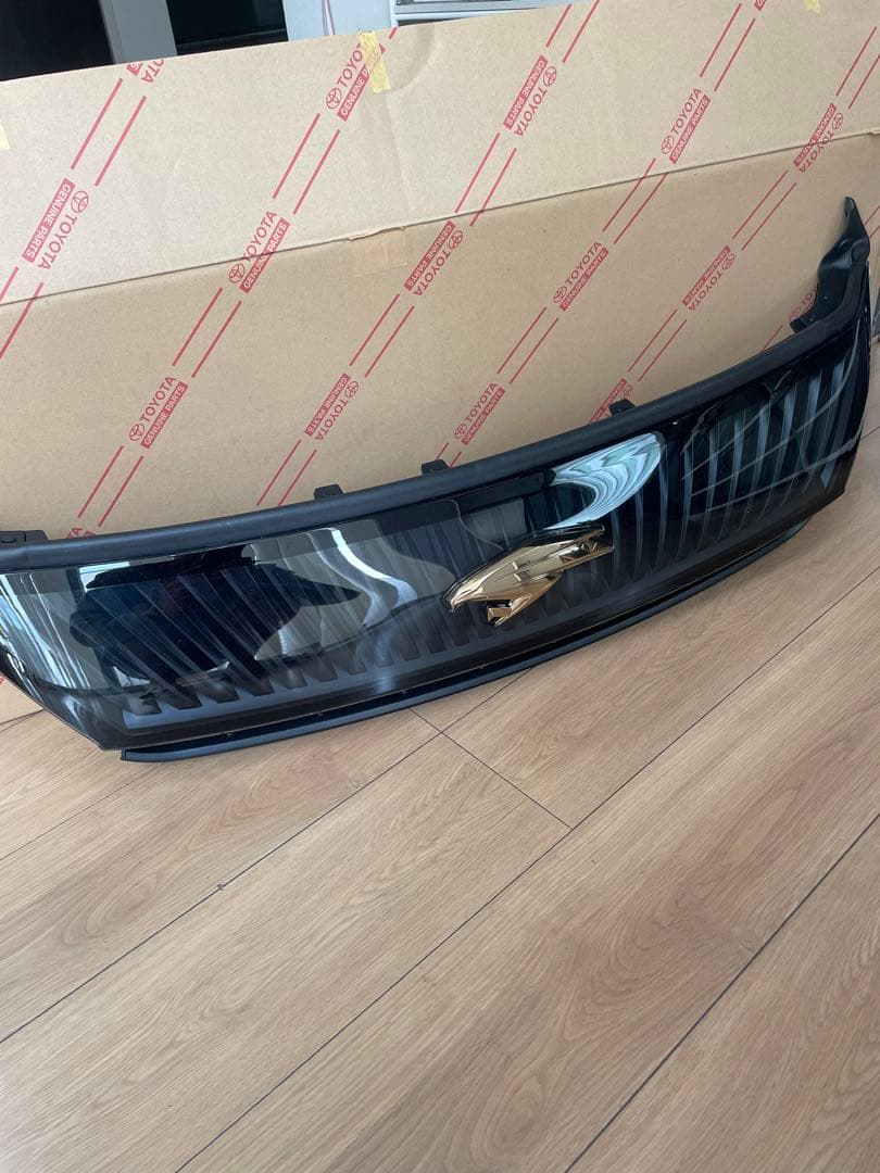 TOYOTA ハリアー　60 フロントグリル ブラック ゴールドエンブレム