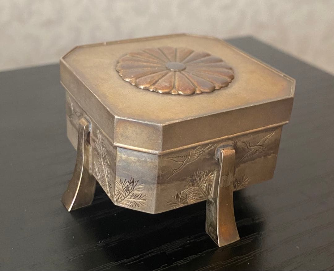 純銀 皇室ボンボニエール 明治33年5月10日大正天皇御結婚御下賜隅切唐櫃形