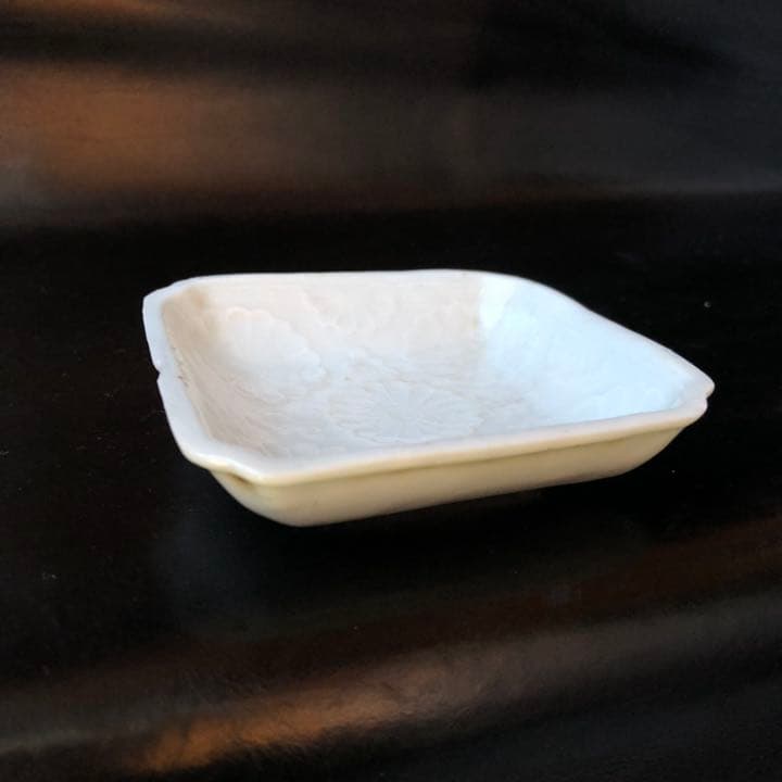 古美術品◼️蔵から超美しい真っ白な珍しいお皿が出て来ました！白磁の角皿、謎の骨董