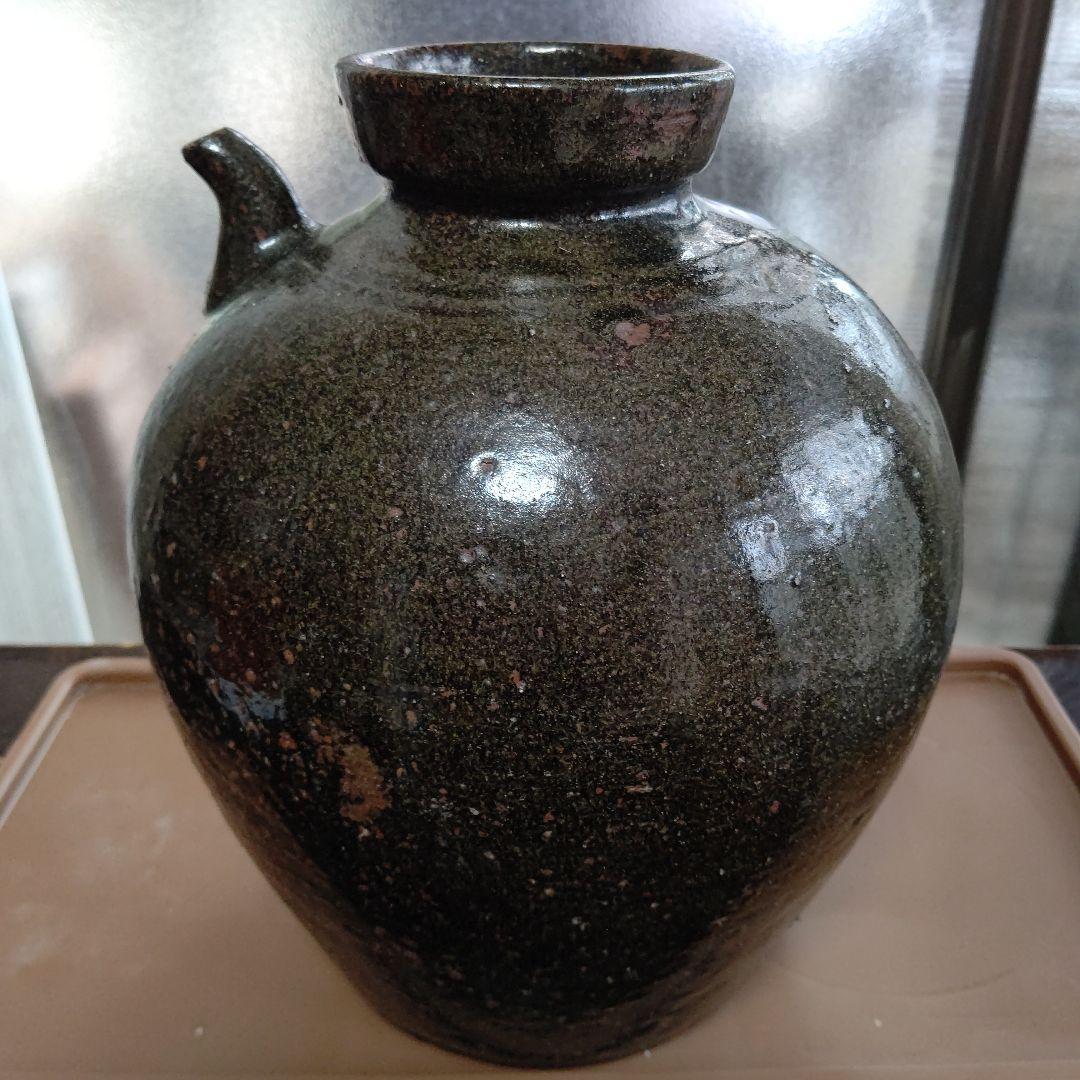 黒色の陶芸壺 注ぎ口付き