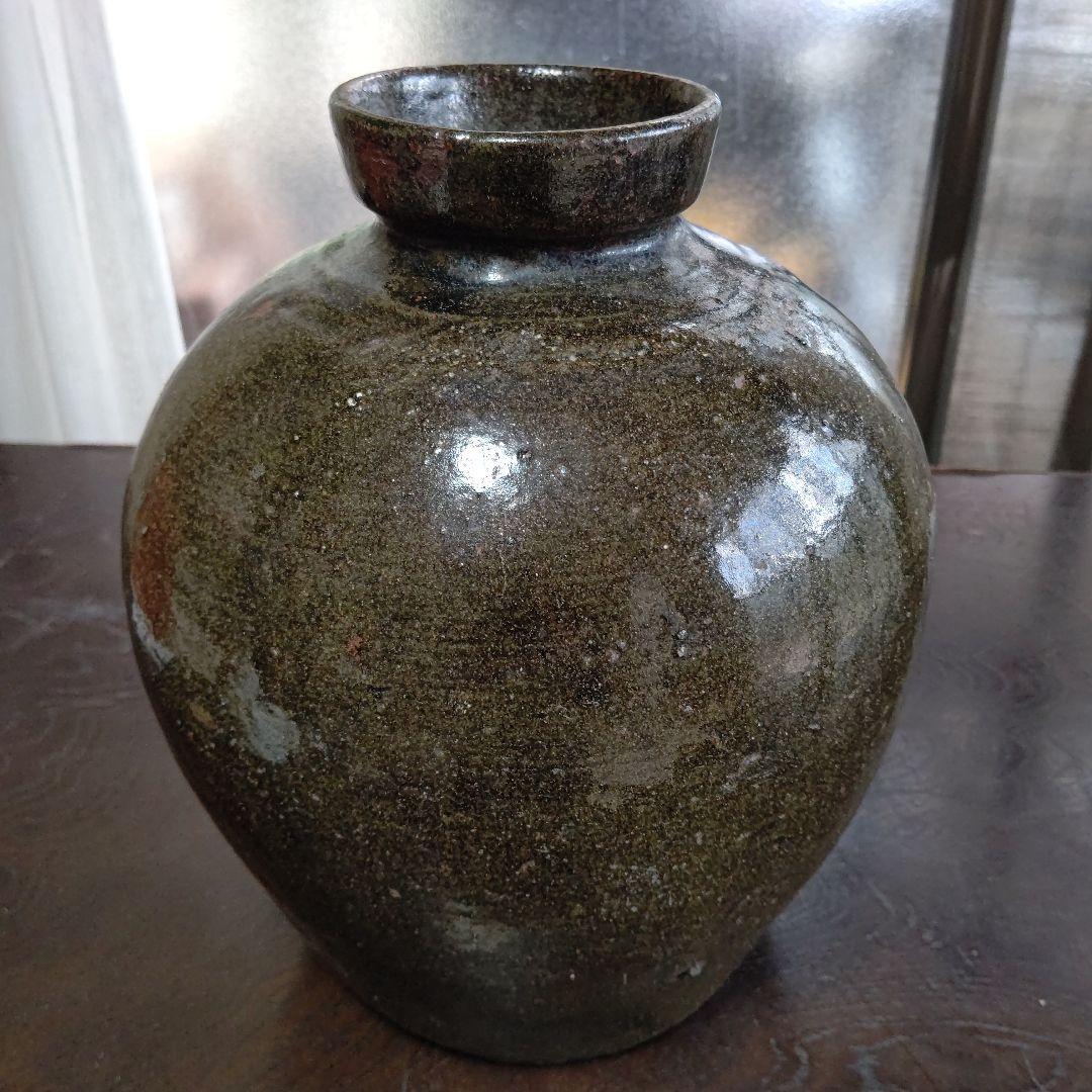 黒色の陶芸壺 注ぎ口付き