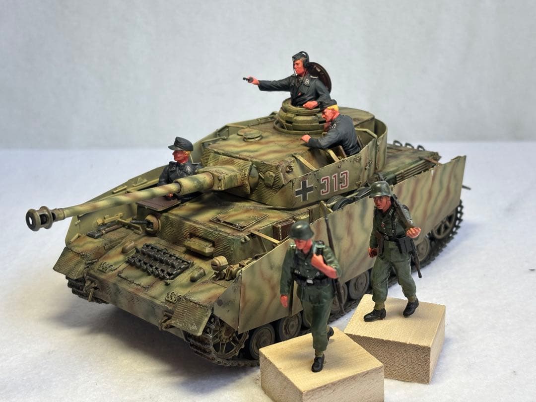 １／３５ドイツ軍４号戦車H型プラモデル完成品