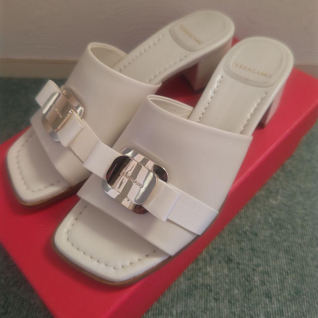 shina　フェラガモ　ミュール