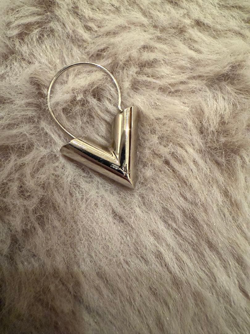 R:ルイヴィトン V字型シルバー色ピアス(片耳)