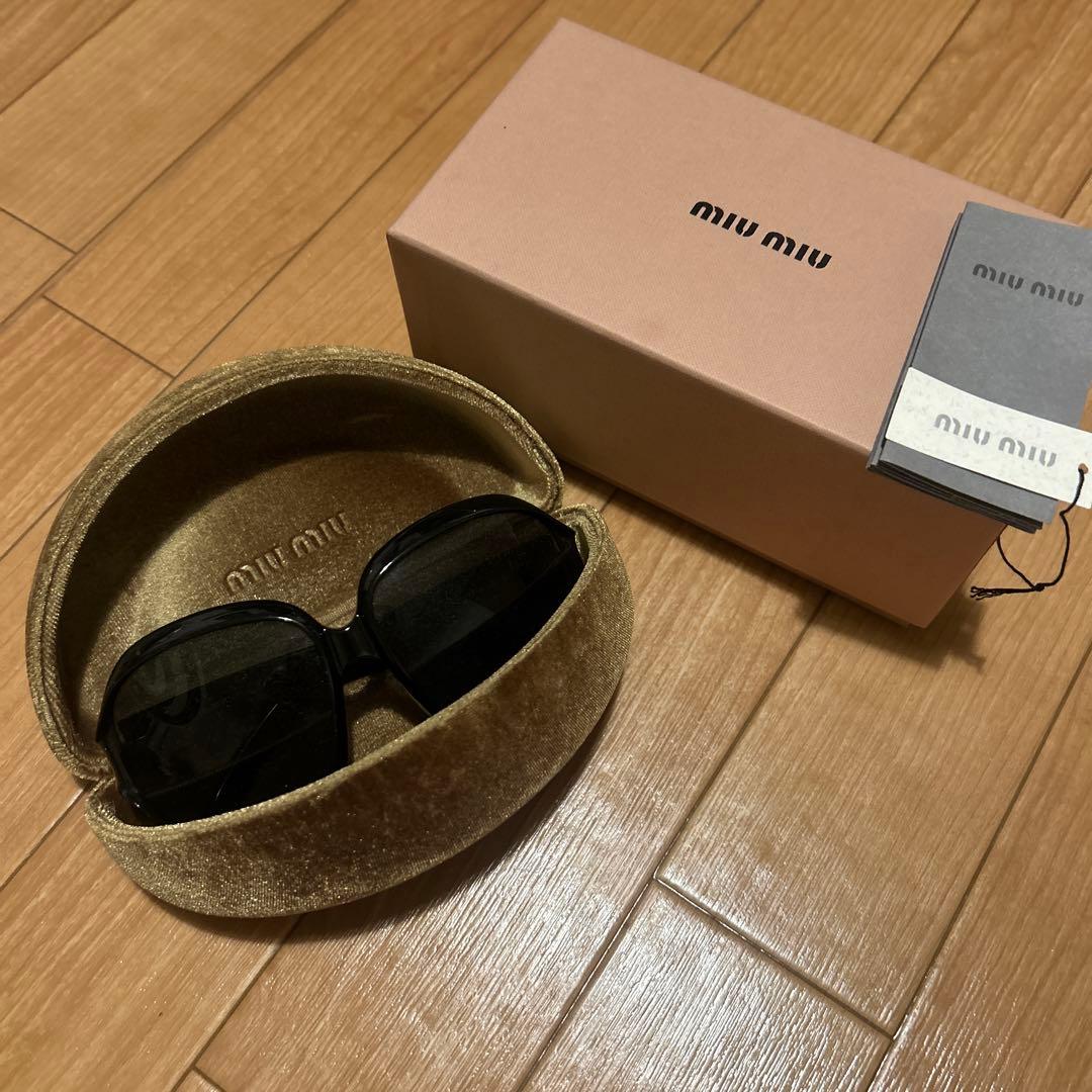 miumiu ブラック　サングラス