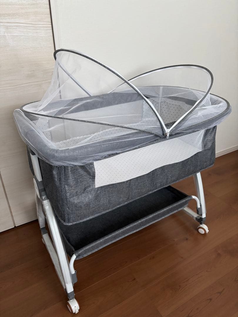グレーのベビーベッド ネット付き