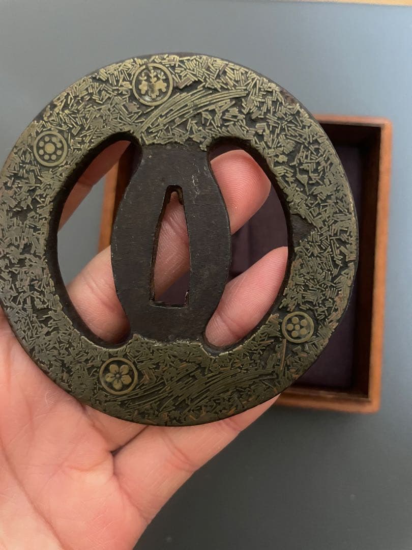 24時間以内発送★まとめ買い割引あり★鍔　刀の鍔 鉄製 刀装具 時代物