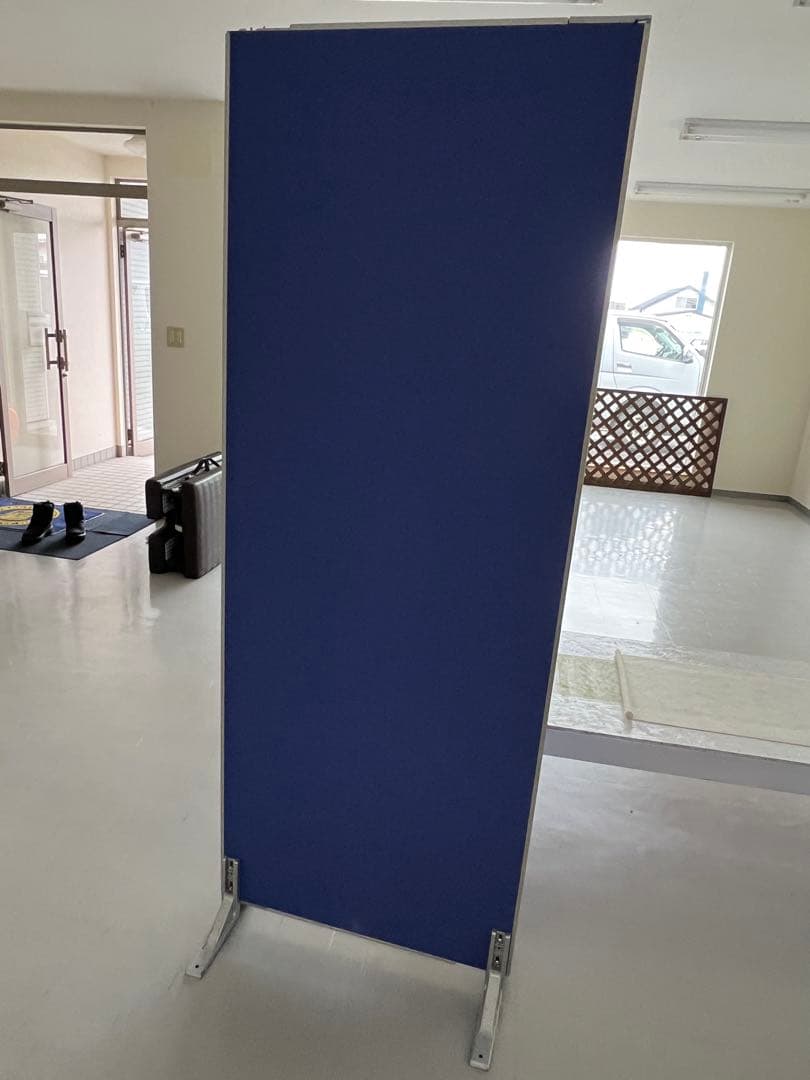 青いオフィスパーテーション スタンド式