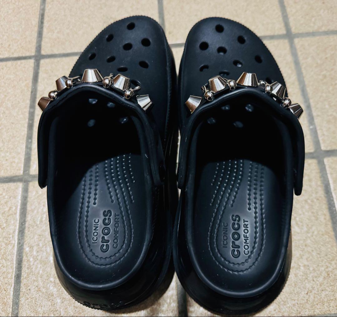 美品✨CROCS メガクラッシュ　M5/W7 店舗限定スタッズ 厚底サンダル♪