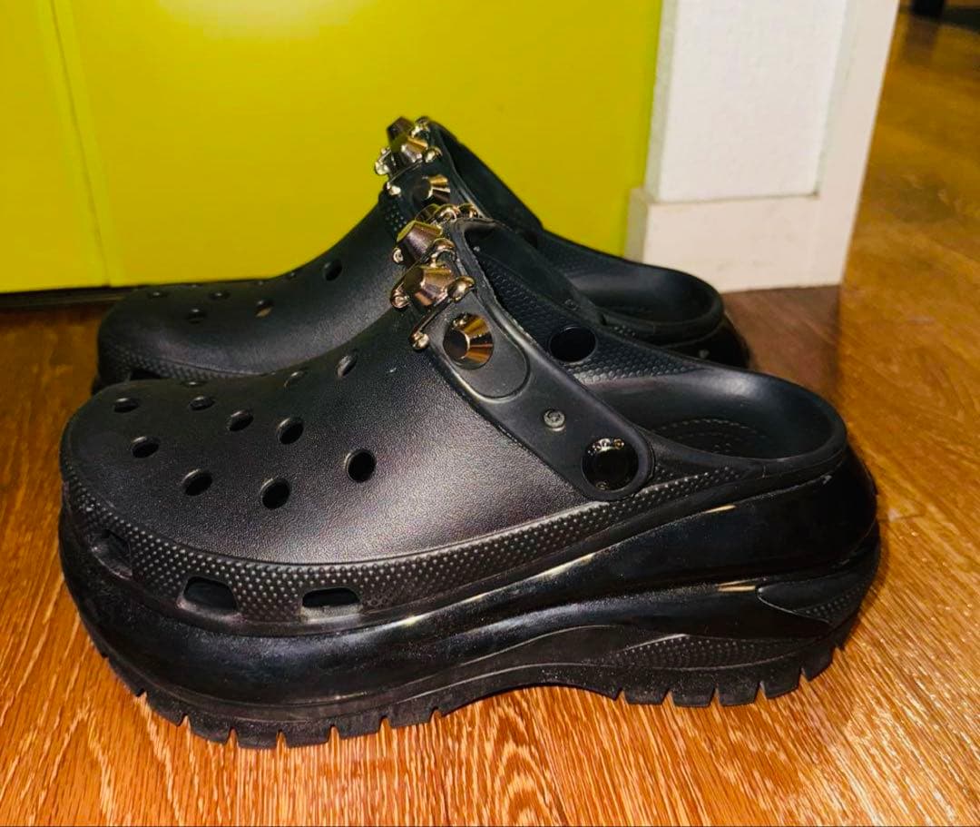 美品✨CROCS メガクラッシュ　M5/W7 店舗限定スタッズ 厚底サンダル♪