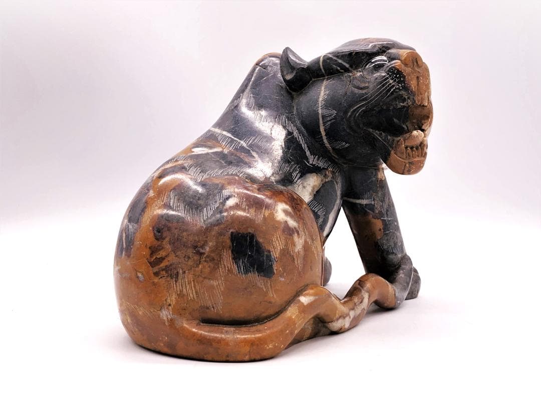 【 寿山石虎 】　天然石彫　江戸時代　ガラス眼　木台付