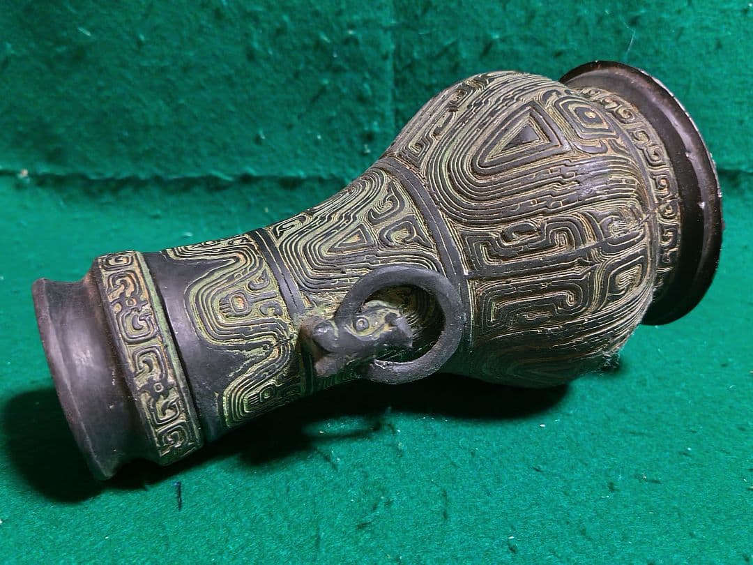 幾何学模様の銅製花瓶　蓋付壺　中国製