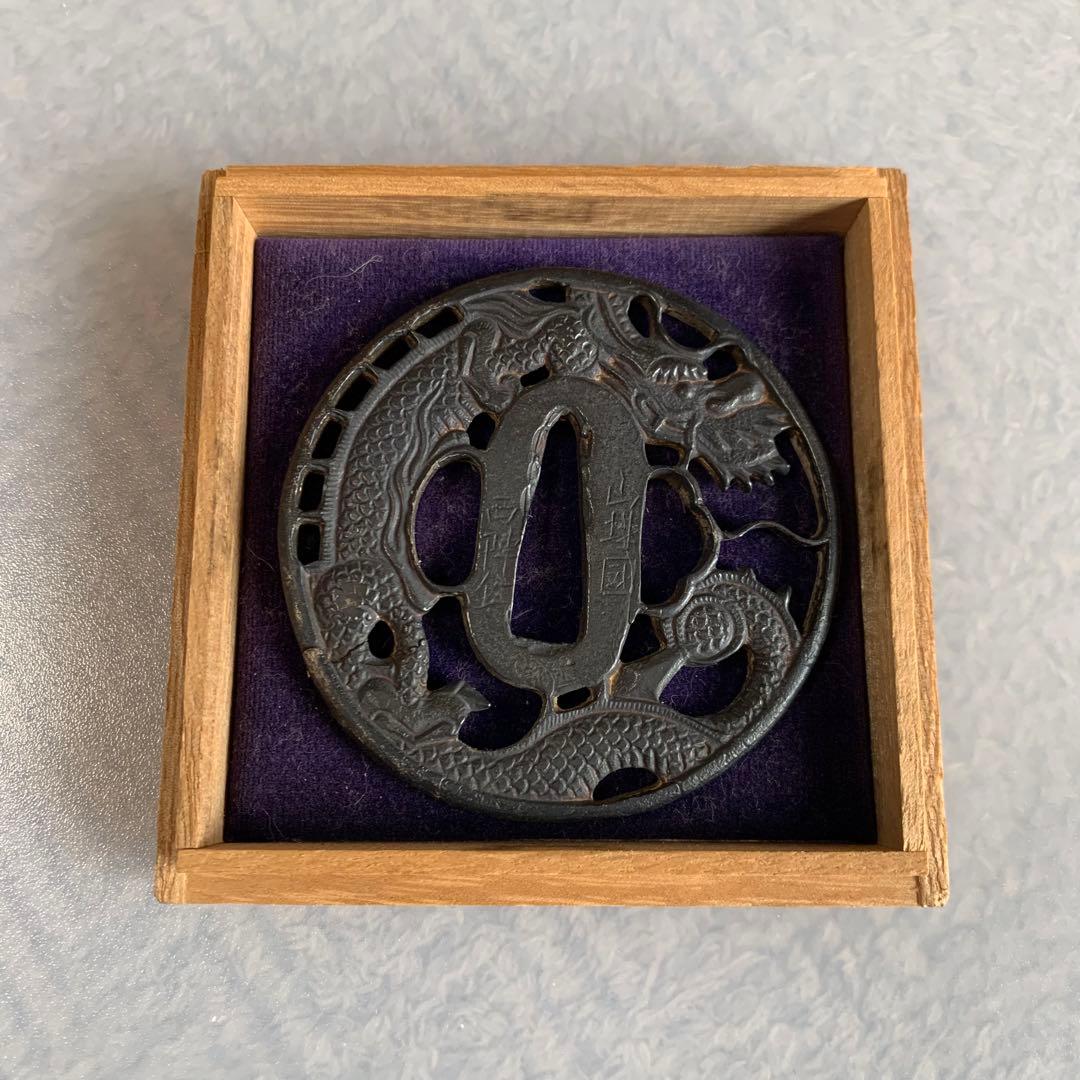 管理番号❀M008◻️⊶日本刀 鐔 ツバ 龍 銘山城国 西陣住埋忠明寿