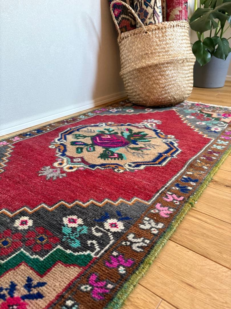 スモールサイズ　赤い花柄のヴィンテージラグ　トルコアナトリア地方