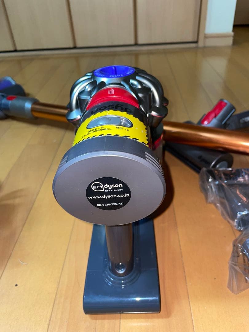ダイソンV7 SV11コードレスクリーナー掃除機1