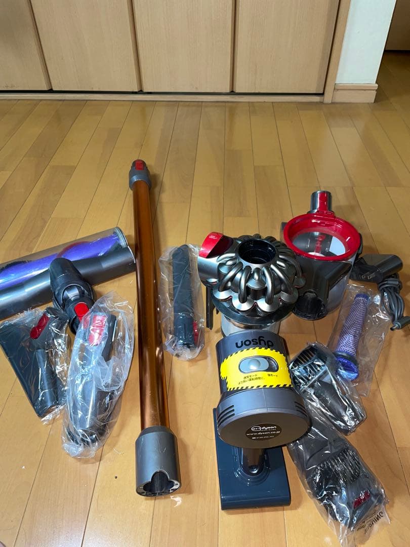 ダイソンV7 SV11コードレスクリーナー掃除機1