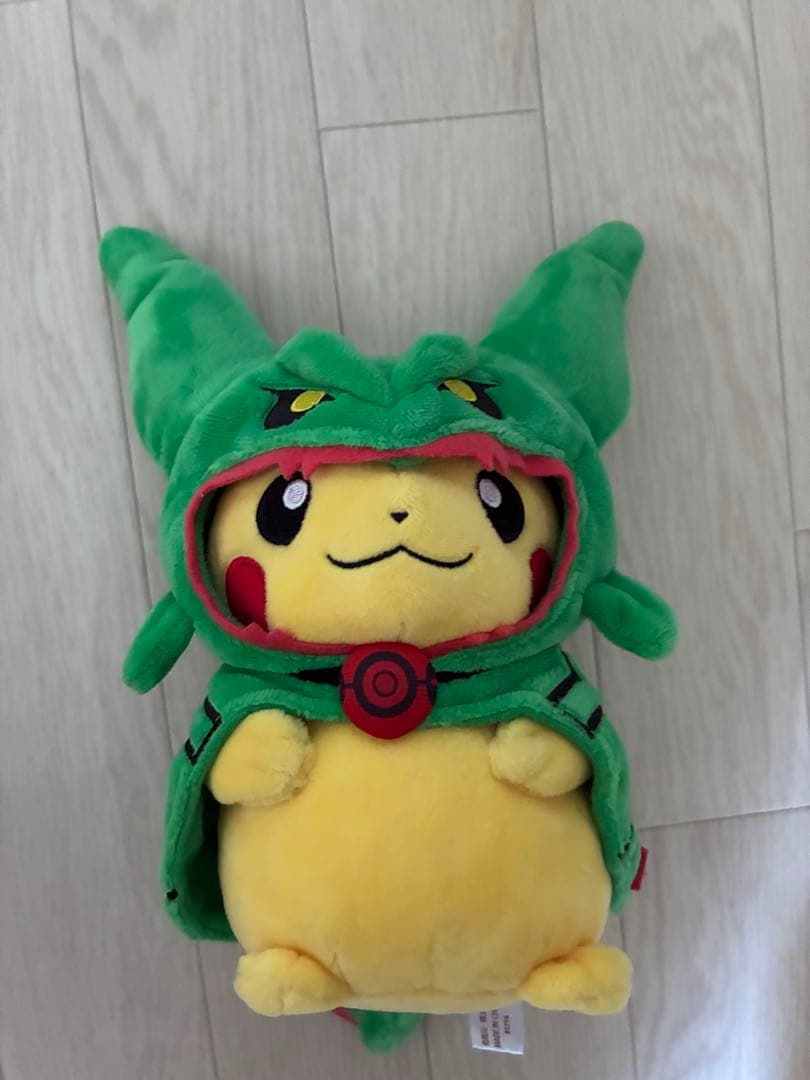 レックウザ、黒いレックウザ、メガレックウザのポンチョを着たピカチュウ　ぬいぐるみ