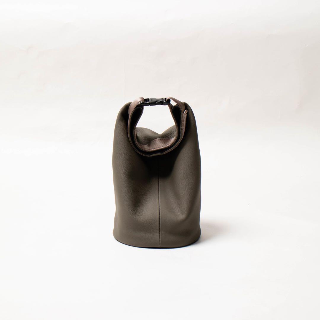 ERA. イーラ BUBBLE CALF ROLLTOP BAG 3L