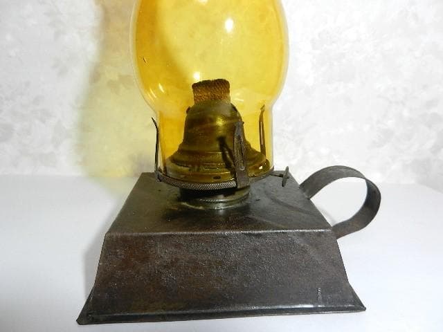 珍しい持ち手付き台形立方台座のアンティークオイルランプ