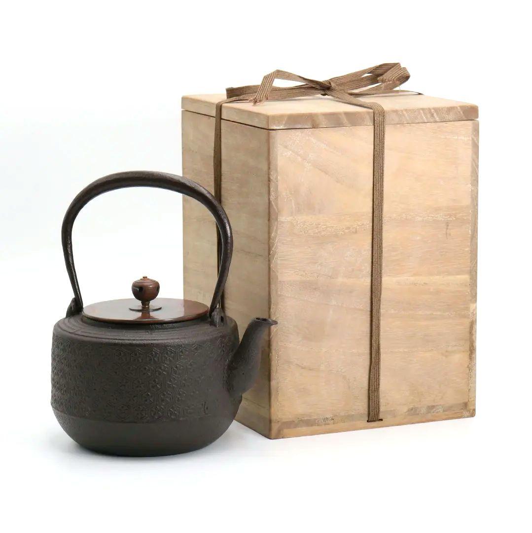 菊地政光造 亀甲文鉄瓶 斑紫銅蓋 煎茶道具　SX281