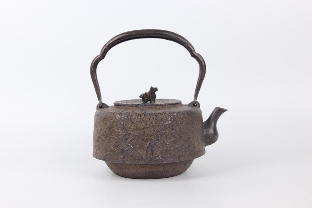 南部鉄器　金孤堂　松竹梅彫　馬摘蓋　鉄瓶　容量約1000ml　 Eo21-30