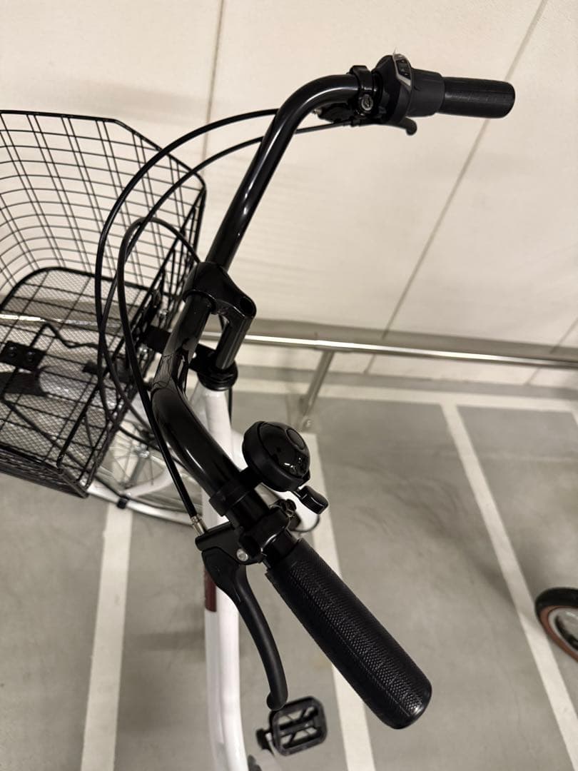 ホワイト シティサイクル 前部バスケット付き