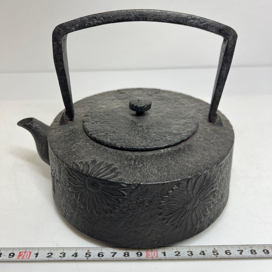 南部　宝泉　出来良　菊図　鉄瓶　1841g 東さ8-0131☆2F