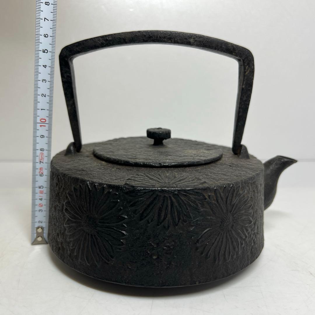 南部　宝泉　出来良　菊図　鉄瓶　1841g 東さ8-0131☆2F