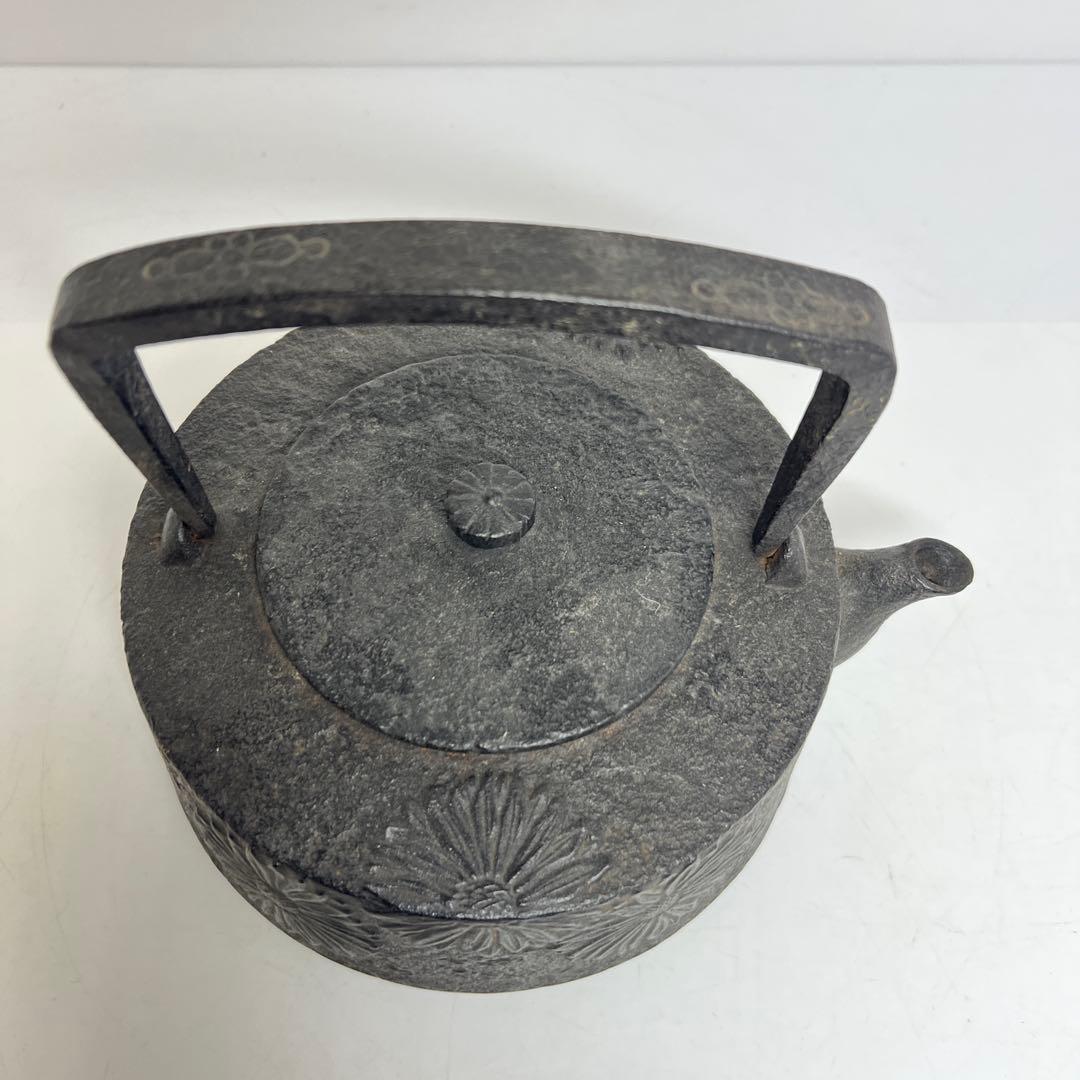 南部　宝泉　出来良　菊図　鉄瓶　1841g 東さ8-0131☆2F