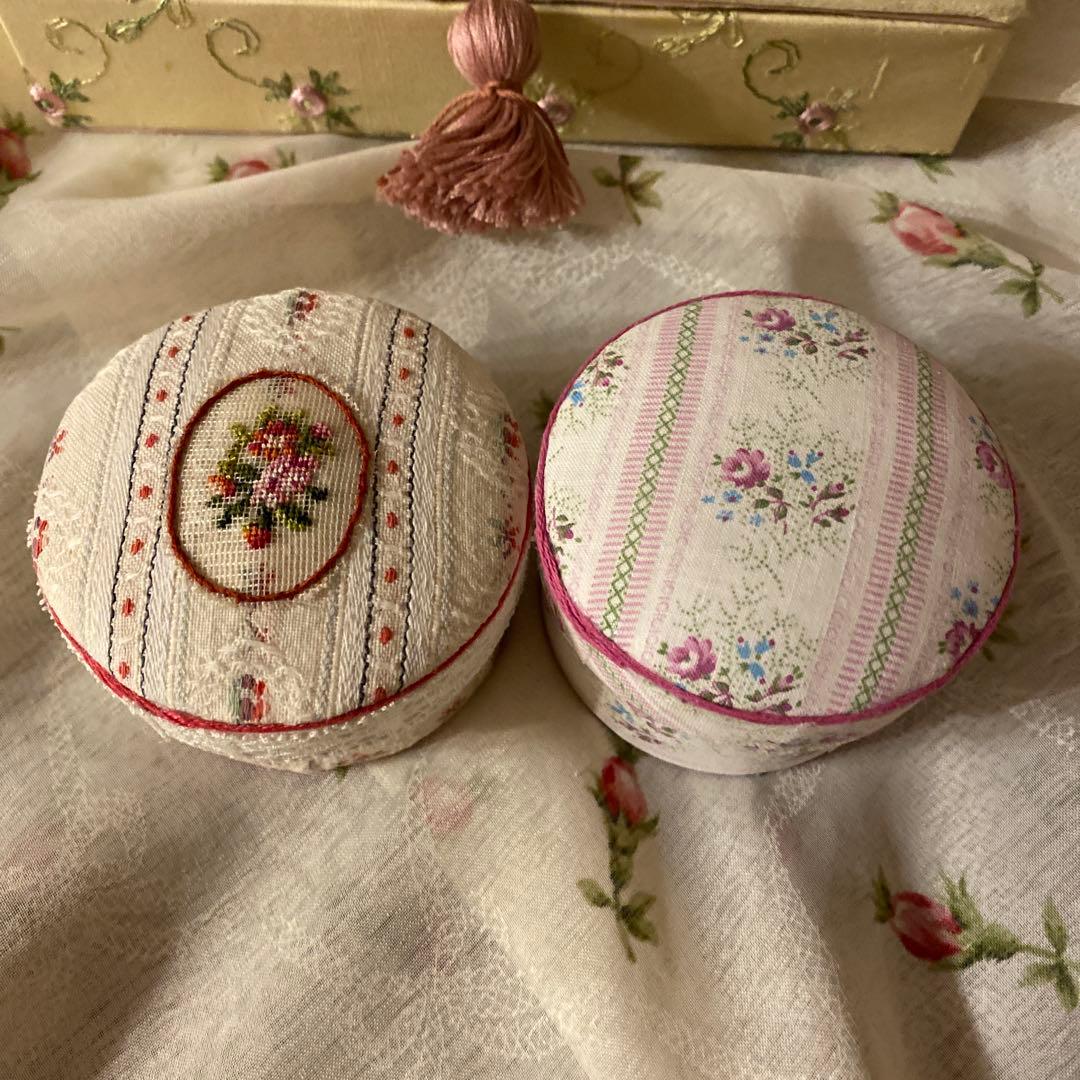 ご確認用です。 フランス刺繍生地のカルトナージュ＆円形カルトナージュ2点