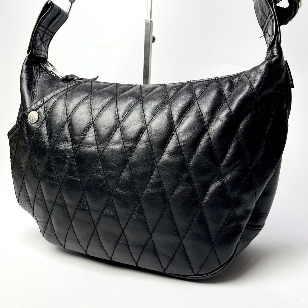 極美品✨ショット ショルダーバッグ パテッドバナナバッグ キルティング ブラック