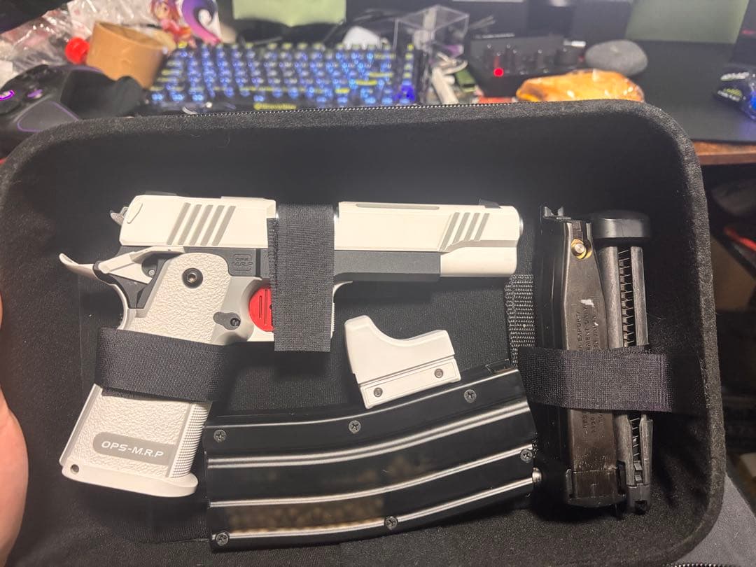 ハイキャパ ホワイト マガジン2つ サイト ケース付き