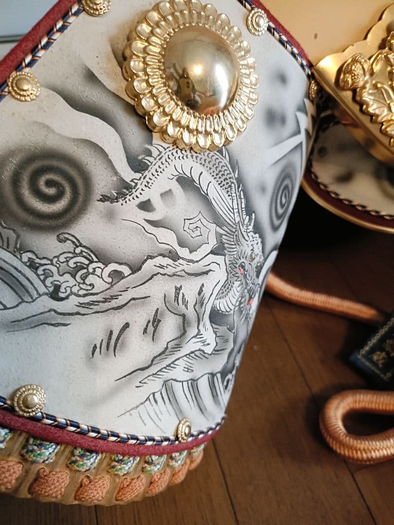 武士の兜 龍模様付き　５月人形