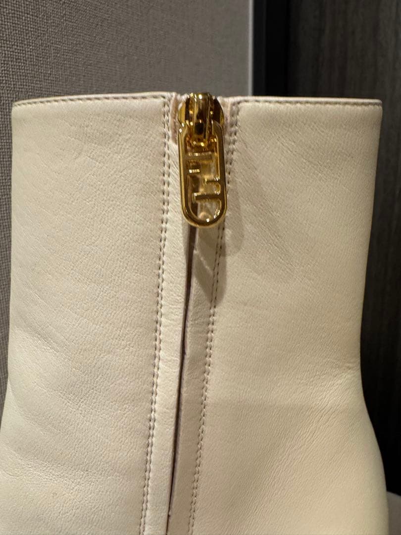 Sora専用ホワイトレザー ブーツ ゴールドヒール　桐谷美玲さん着用