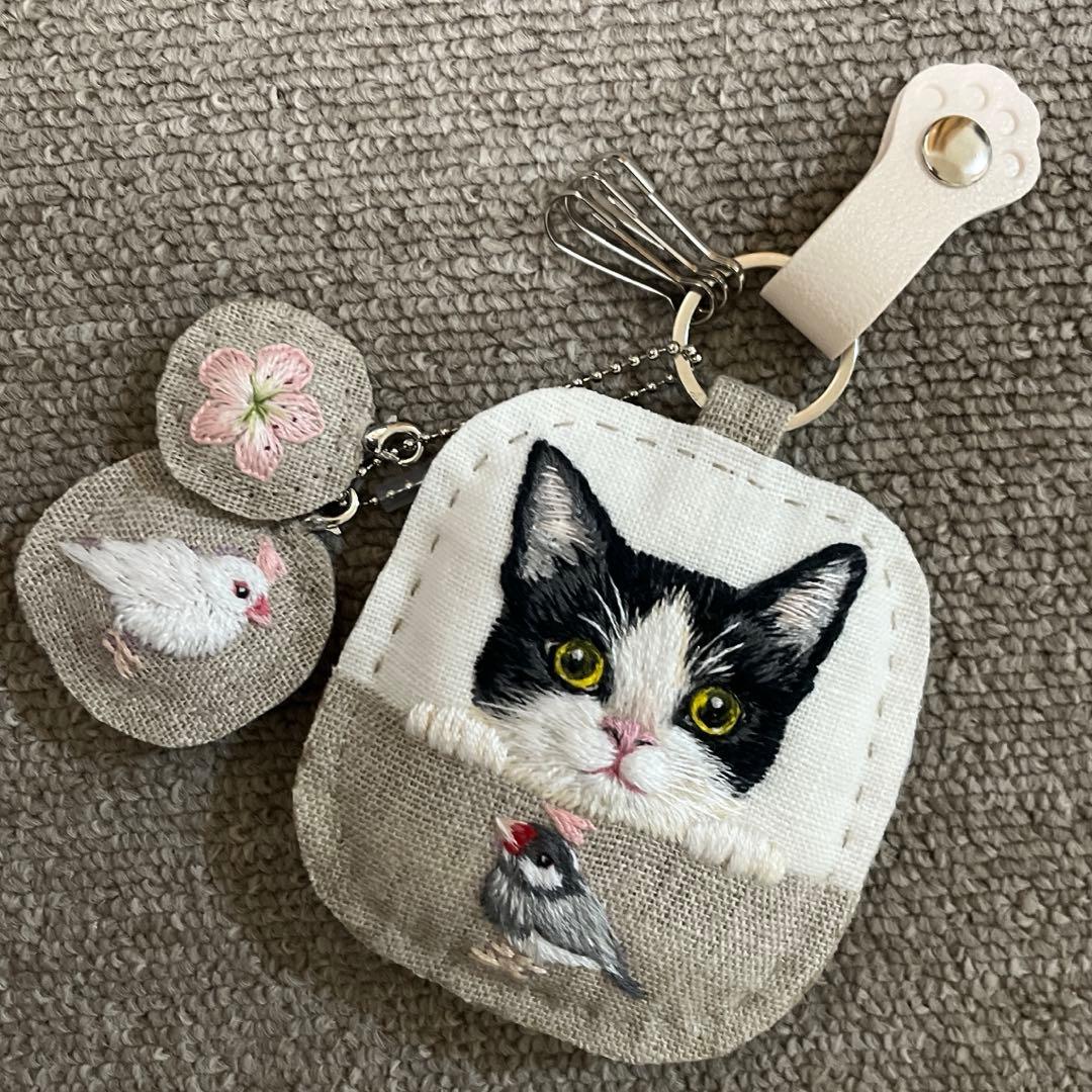 タ*ー様 ハンドメイド刺繍キーホルダー　ハチワレさんと桜文鳥さん