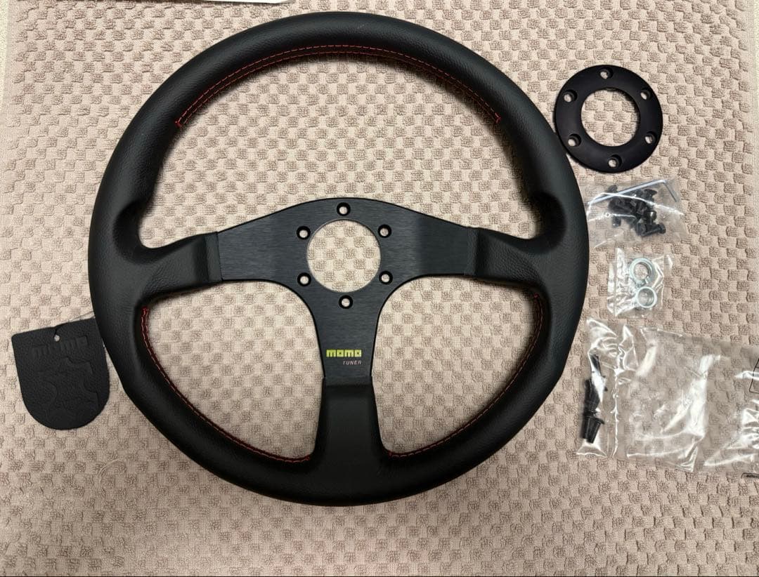 MOMO ステアリングホイール