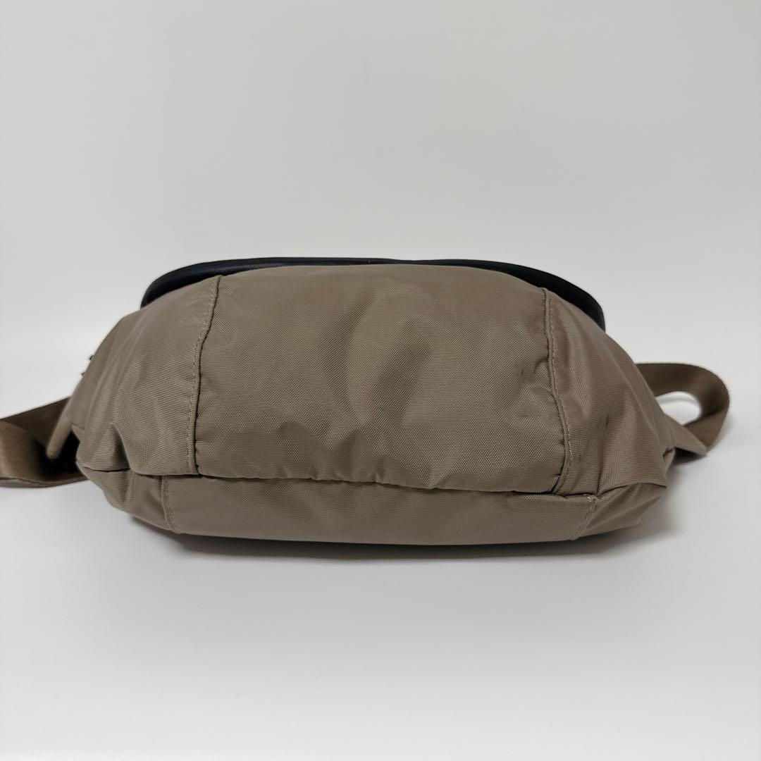 【24時間以内発送】イアパピヨネ　ボディバッグ　ベージュ