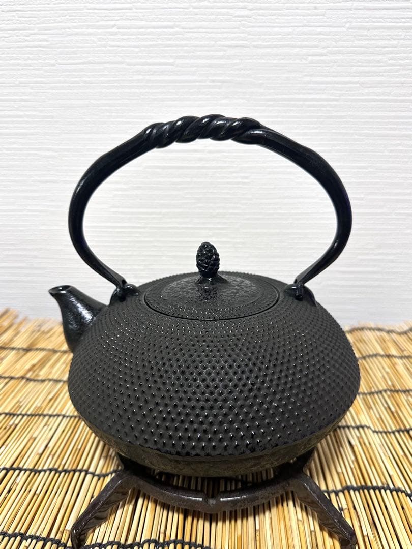 未使用品、供箱、栞、取説付　南部名工金秀 及春鋳造捻鉉算盤形アラレ南部鉄瓶