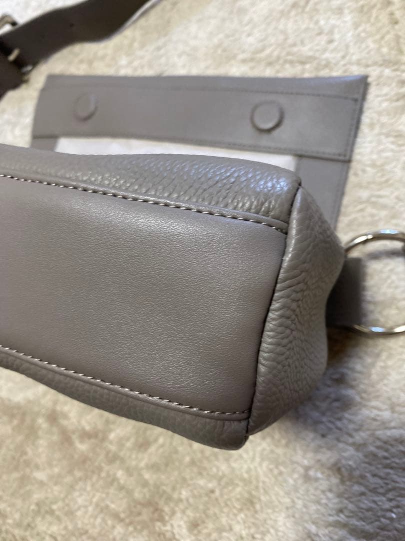 BEARDSLEYビアズリー レザー ボディバッグ ショルダーバッグトープ