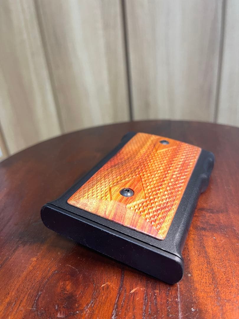 LMC コルト M1911A1風 名刺入れ／ウォールナットグリップ 黒