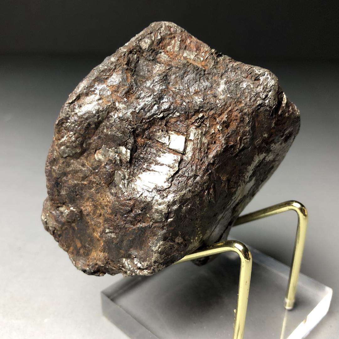 アルタイ隕石　隕石 全面カット　鉄隕石　原石　重さ約993ｇ　立て付き
