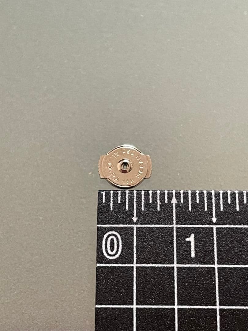 カルティエ　片耳ピアスキャッチのみ　750(K18)刻印あり
