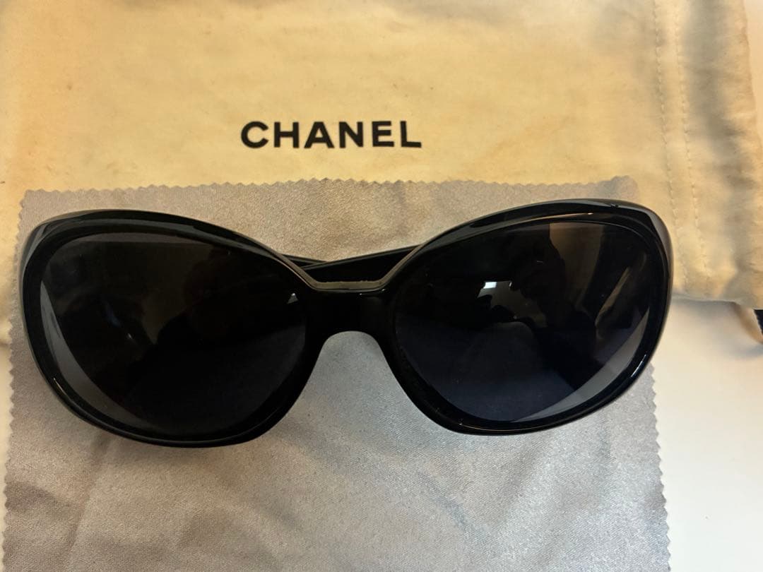 CHANEL ブラック フラワーサングラス