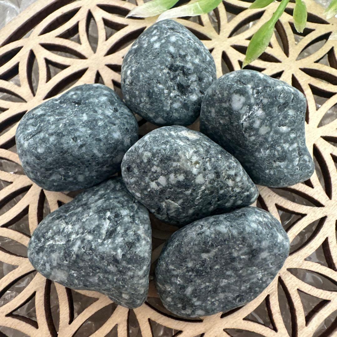 【自然の丸み 遠野霊石】 にぎり石6個｜6つそろって生まれるコロコロ波動